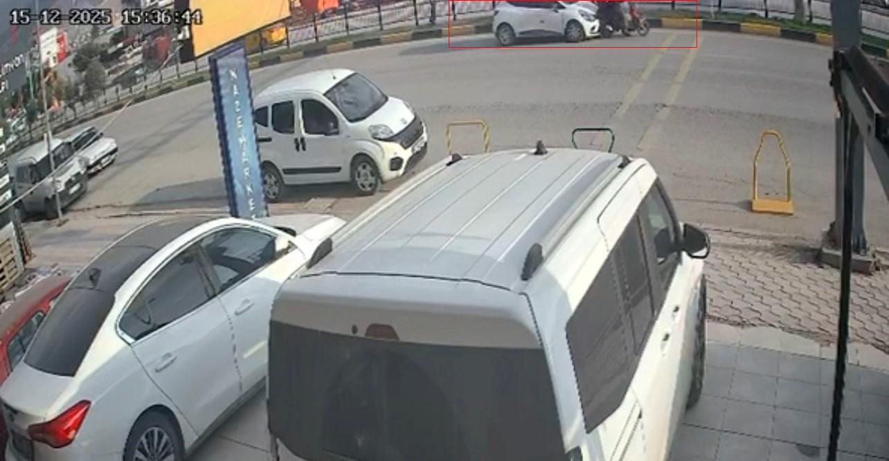 Otomobilin &ccedil;arptığı motosikletteki 2 kişi yaralandı
