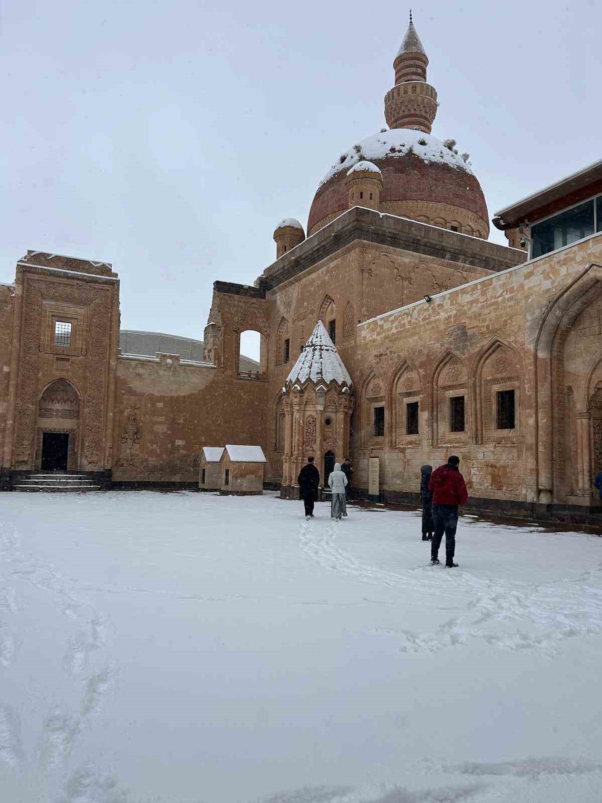 Tarihi İshak Paşa Sarayı beyaza b&uuml;r&uuml;nd&uuml;
