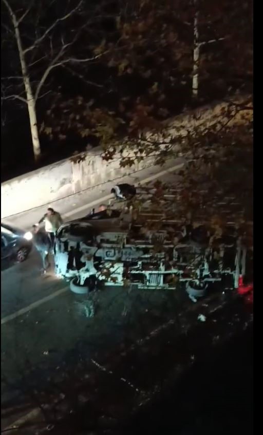 Esenyurt&rsquo;ta alkoll&uuml; s&uuml;r&uuml;c&uuml; makas atıp kaza yaptı; o anlar kamerada
