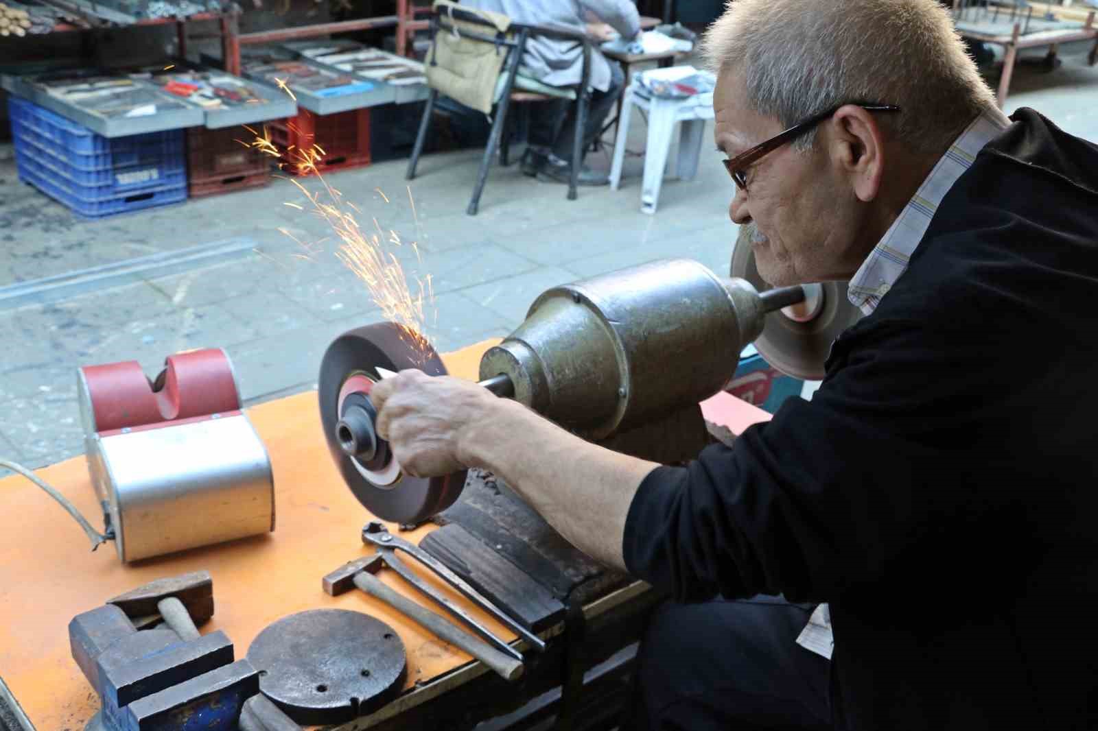 Antalya&rsquo;da bı&ccedil;ak bileme ustası mesleğini yaşatıyor, 50-60 bin liraya &ccedil;ırak bulamıyor
