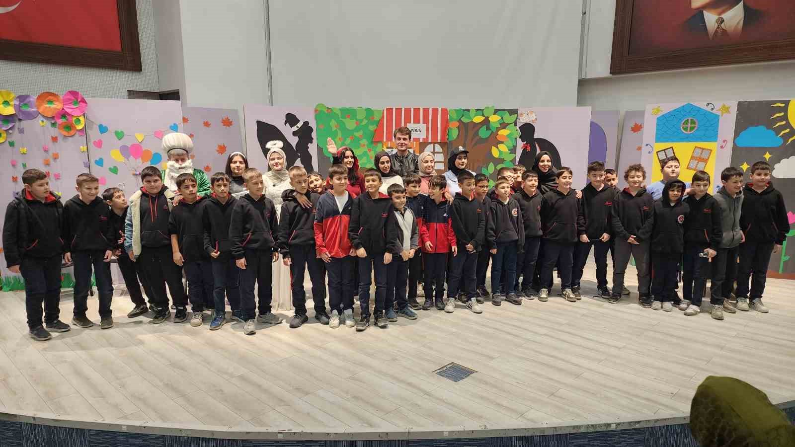 K&uuml;tahya&rsquo;da "Bir D&uuml;r&uuml;stl&uuml;k Hik&acirc;yesi" adlı &ccedil;ocuk tiyatrosu &ouml;ğrencilerle buluştu
