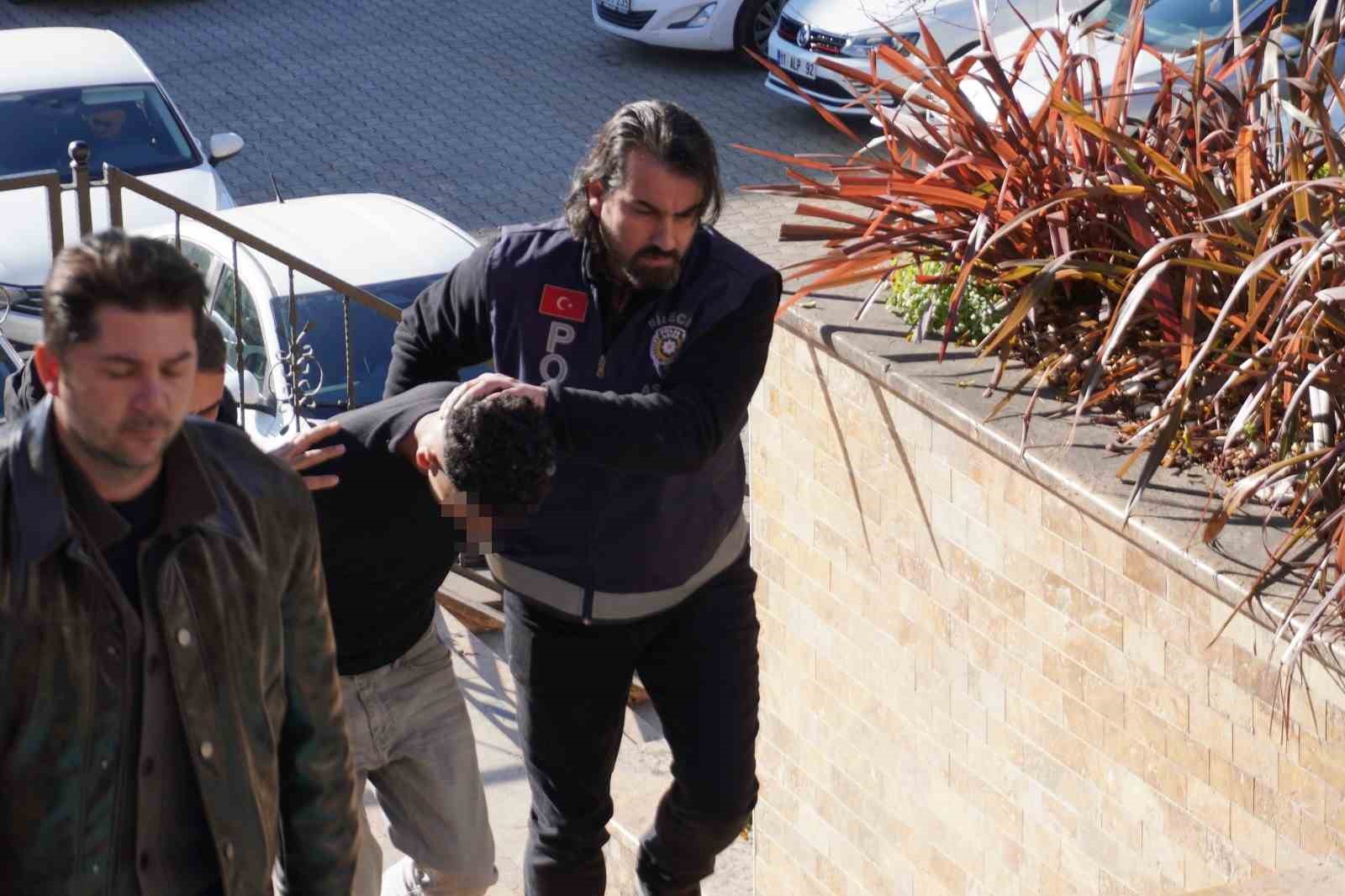 15 g&uuml;n arayla bir kişiyi bı&ccedil;akladı, bir kişiyi de &ouml;ld&uuml;rd&uuml;
