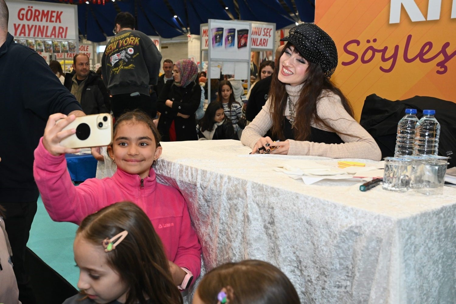 Şarkıcı Melis Fis, 8. Isparta Kitap Fuarı&rsquo;nda hayranlarıyla buluştu

