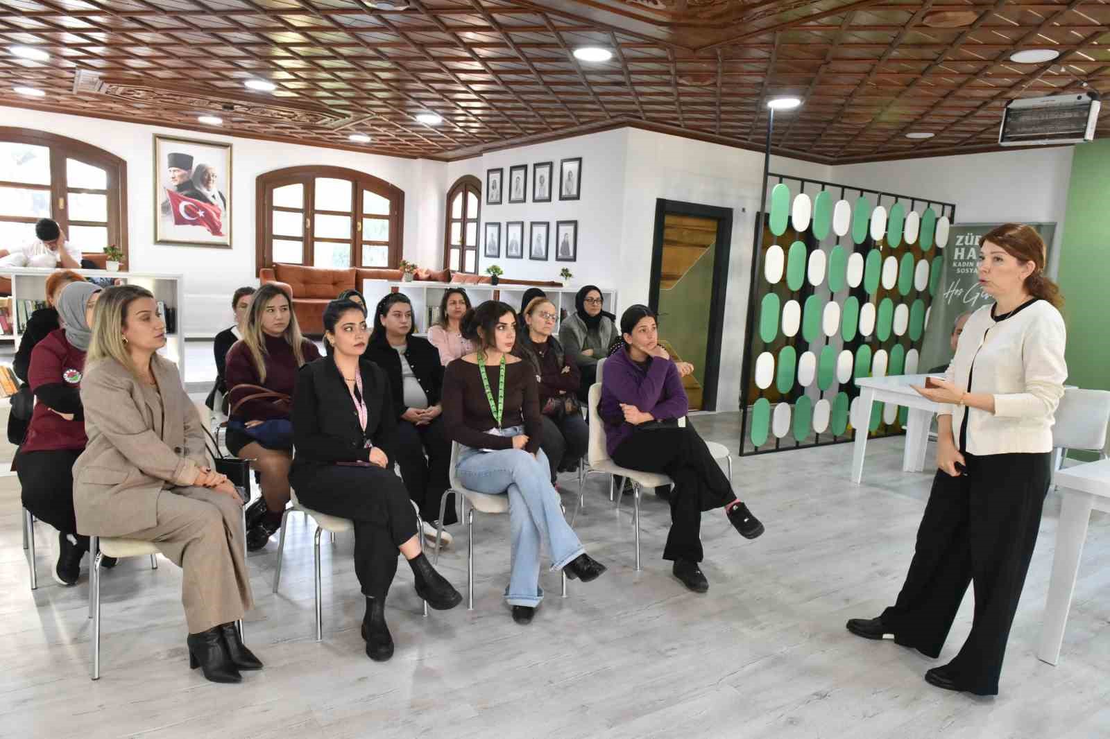 Z&uuml;beyde Hanım Kadın Eğitim ve Sosyal Tesisi&rsquo;nde kadın sağlığı konuşuldu
