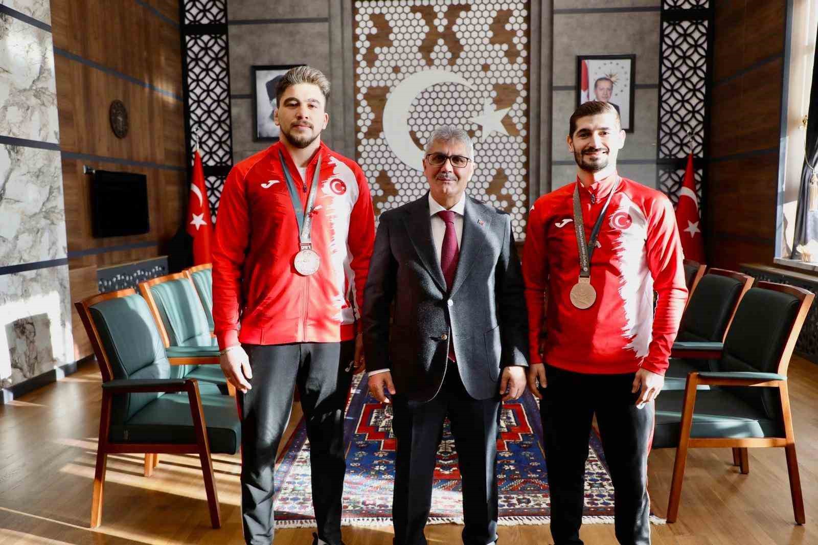 Niğdeli milli güreşçilerden Vali Çelik’e ziyaret