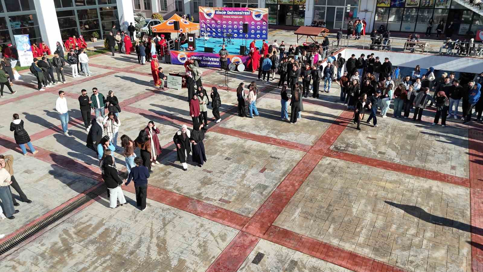 Sinop&rsquo;ta şenlikte 1 ton hamsi t&uuml;ketildi
