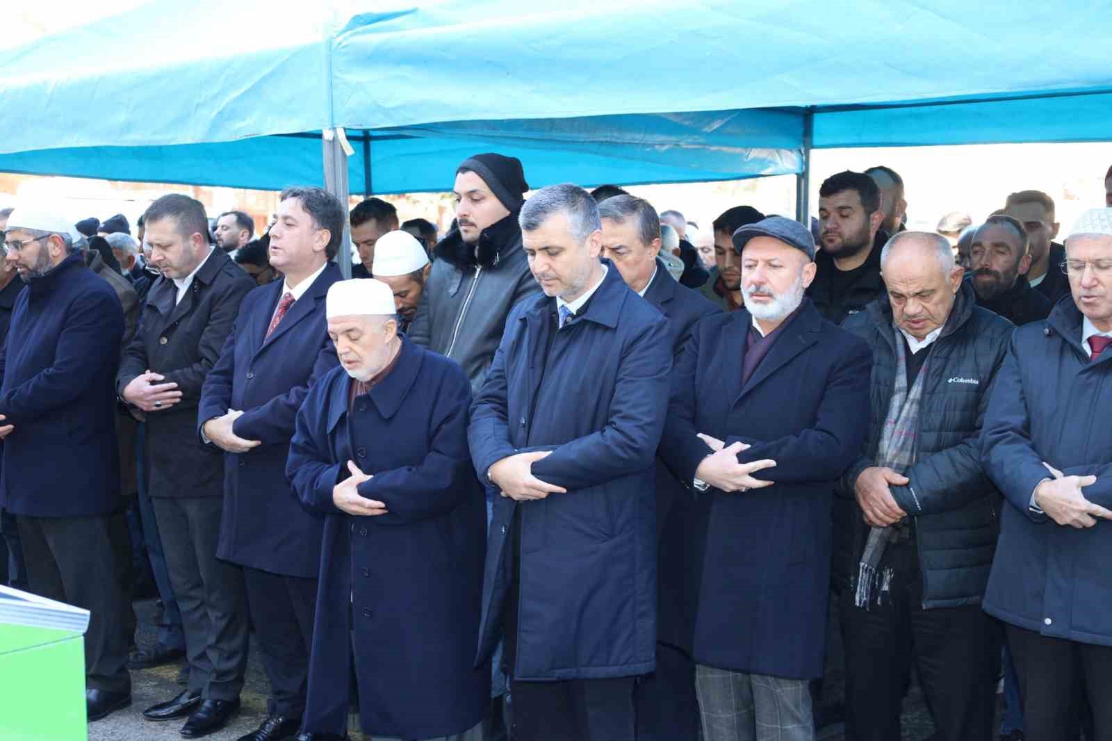 Başkan &Ouml;zt&uuml;rk&rsquo;&uuml;n hayatını kaybeden kayınvalidesi son yolculuğuna uğurlandı
