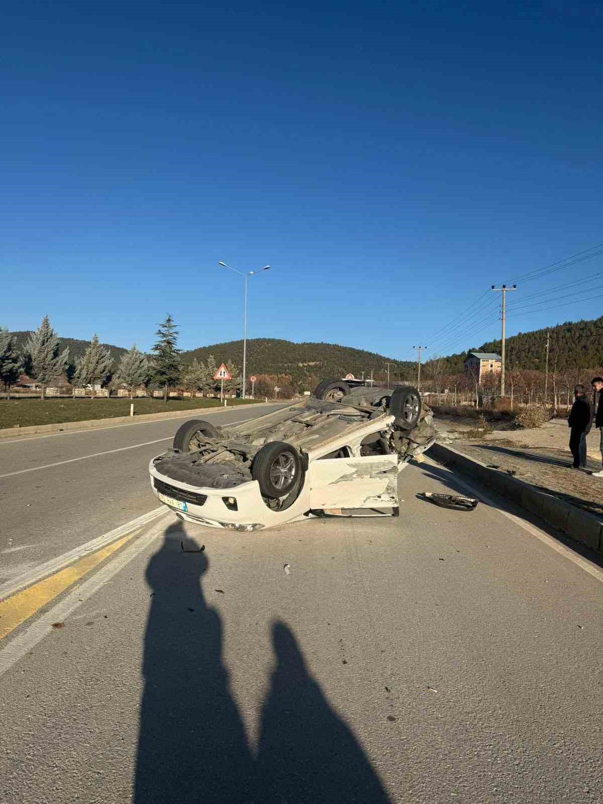 Burdur’da otomobil ile kamyon çarpıştı: Kaza anı kamerada