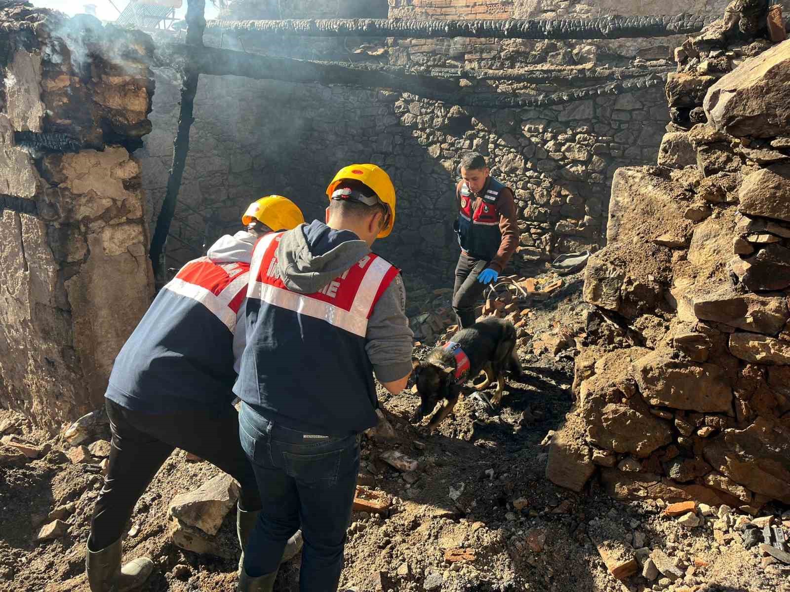 Manisa’da 5 evin kül olduğu yangında ölen kadının cenazesine ulaşıldı