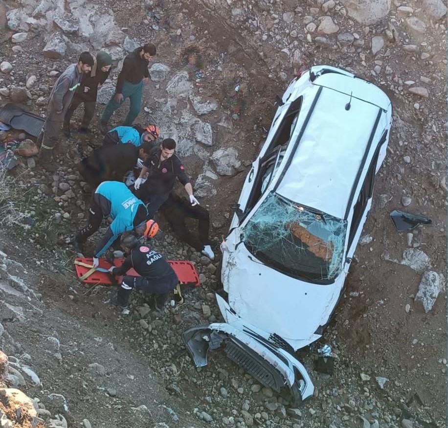 Bingöl’de otomobil şarampole uçtu: 2 yaralı