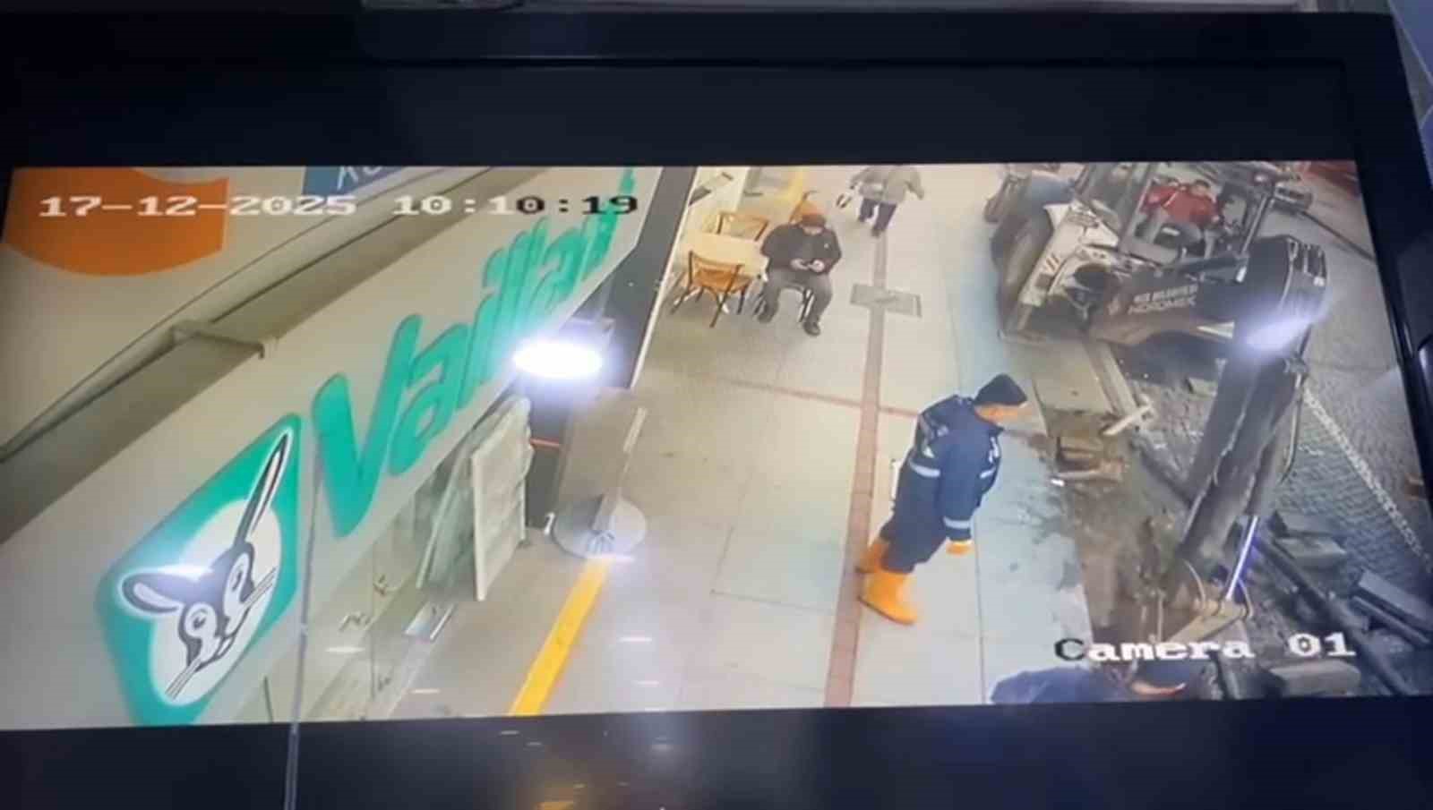 İshale hattı patlayınca tazyikli su etrafa saçıldı