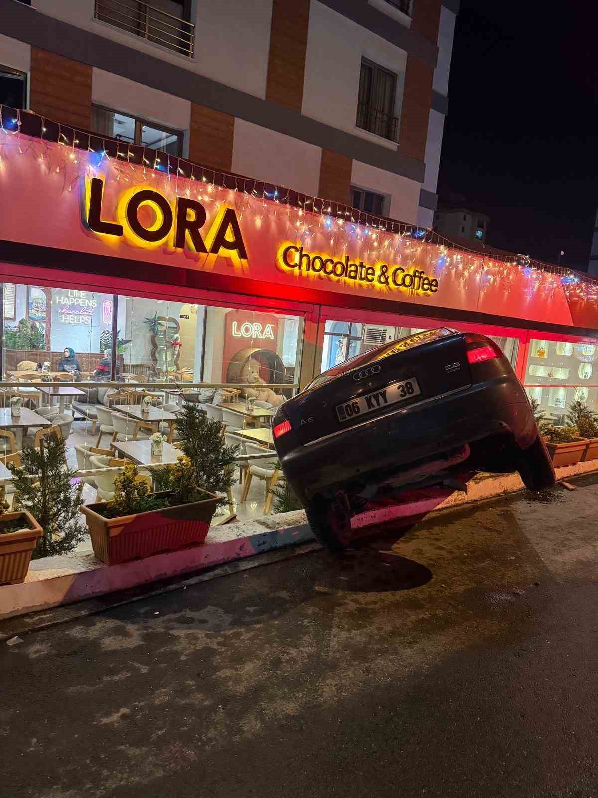 Kontrolden çıkan otomobil kafeteryaya girdi: Saniyelerle kurtuldular