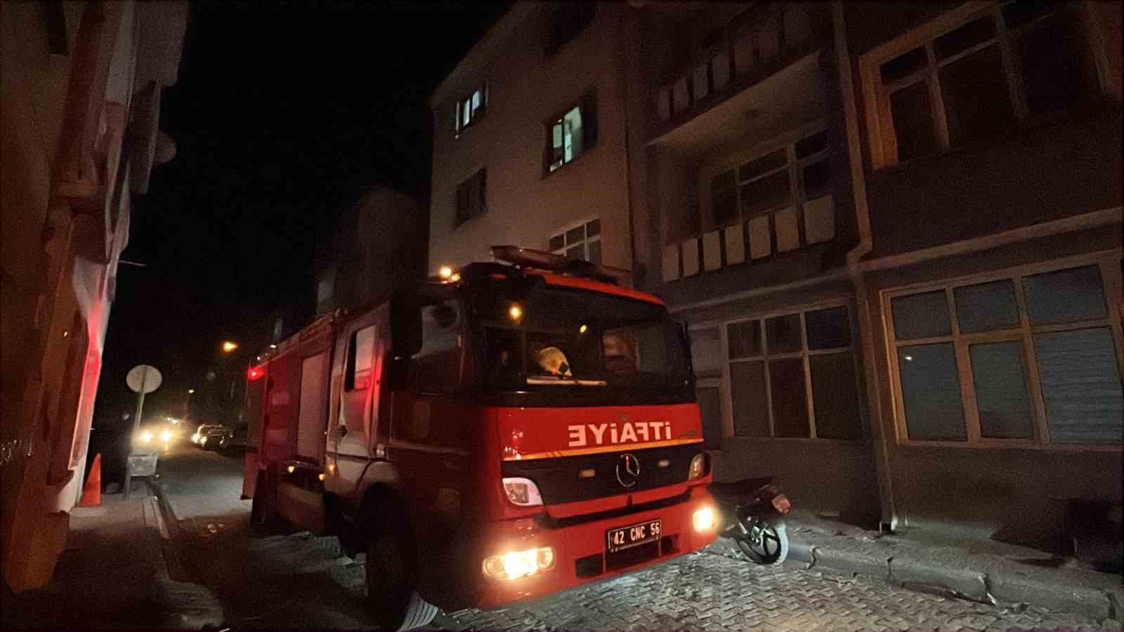 Konya’da 3 katlı binanın çatısında yangın paniği