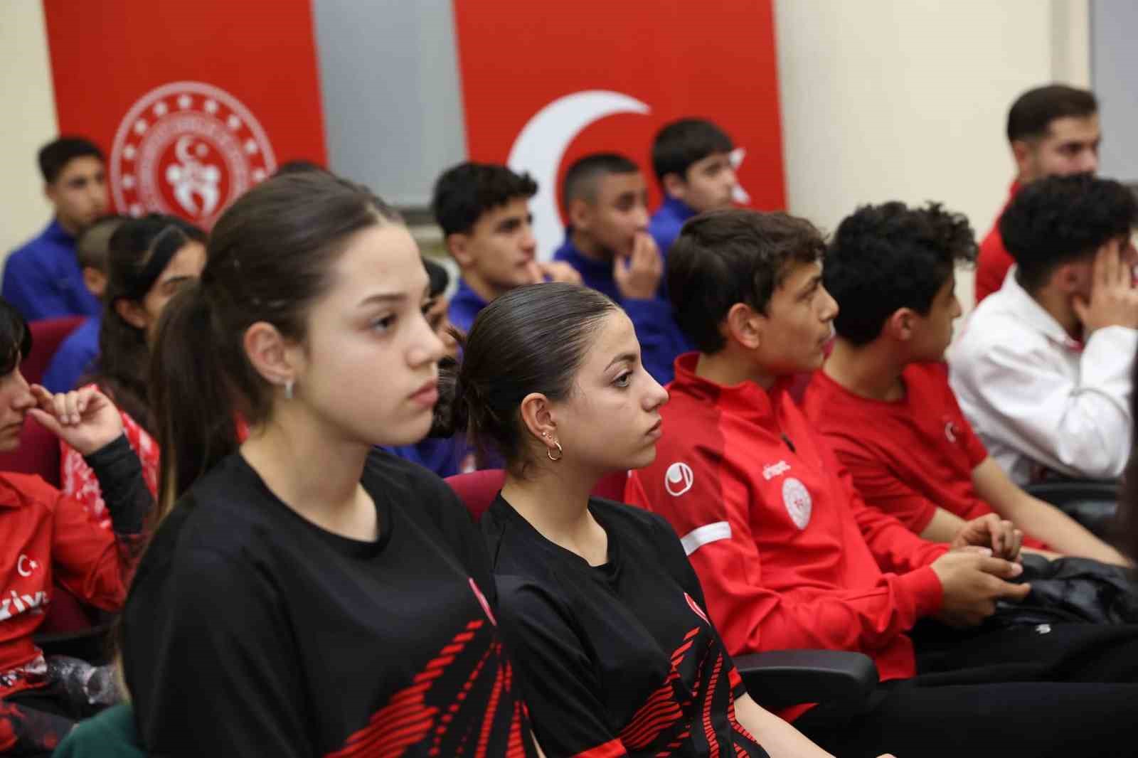 Bakan Yardımcısı Eminoğlu, Muş&rsquo;ta sporun geleceğini gen&ccedil;lerle konuştu
