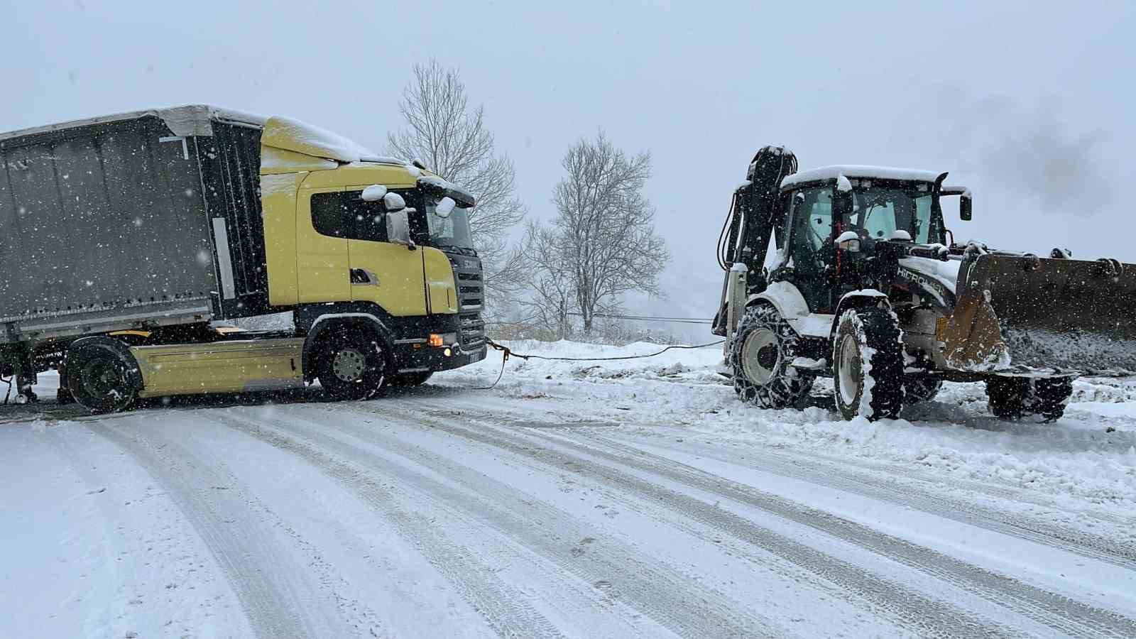 Ordu&rsquo;da karla m&uuml;cadele: 134 mahalle yolu ile 15 hasta ve 7 cenazeye m&uuml;dahale edildi
