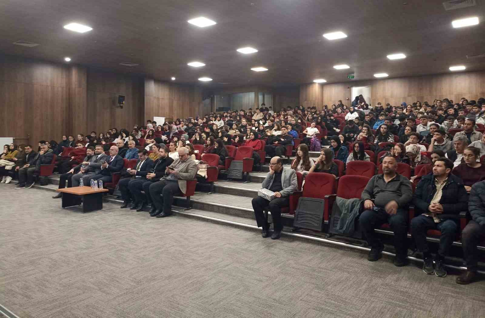Emet’te lise öğrencilerine "Hz. Peygamber ve Şahsiyet İnşası" başlıklı konferans