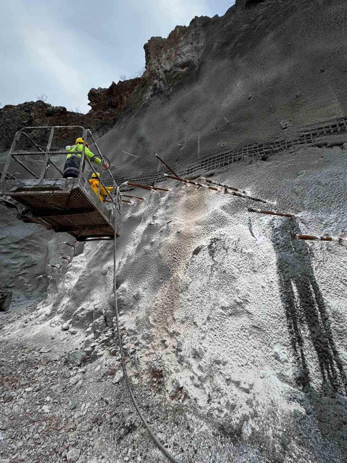 Yıllardır bitmeyen yolda &ccedil;alışmalar s&uuml;r&uuml;yor
