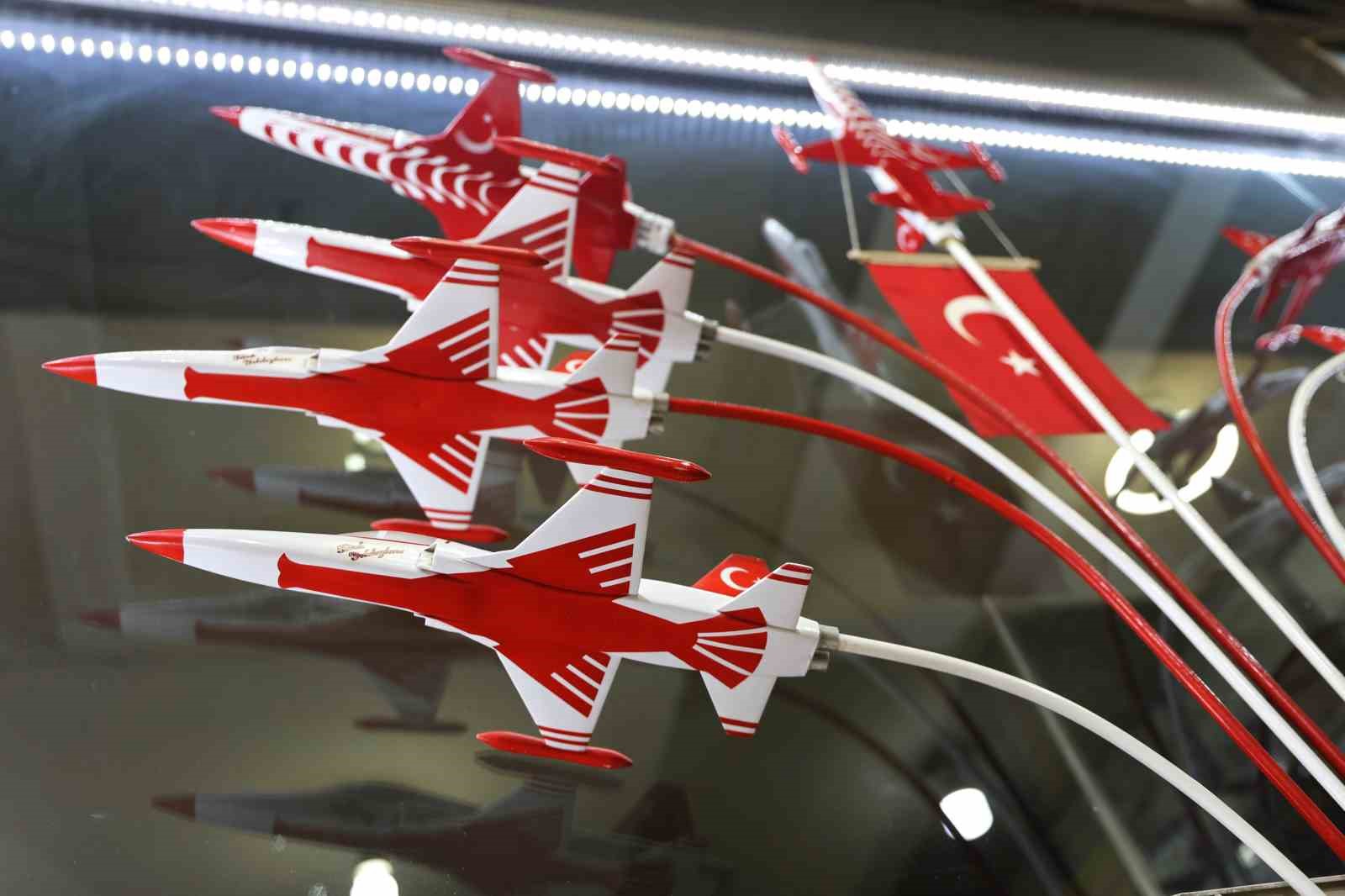 Çocukluk hayali pilotluktu, 60 yıldır 300’e yakın uçak maketi topladı