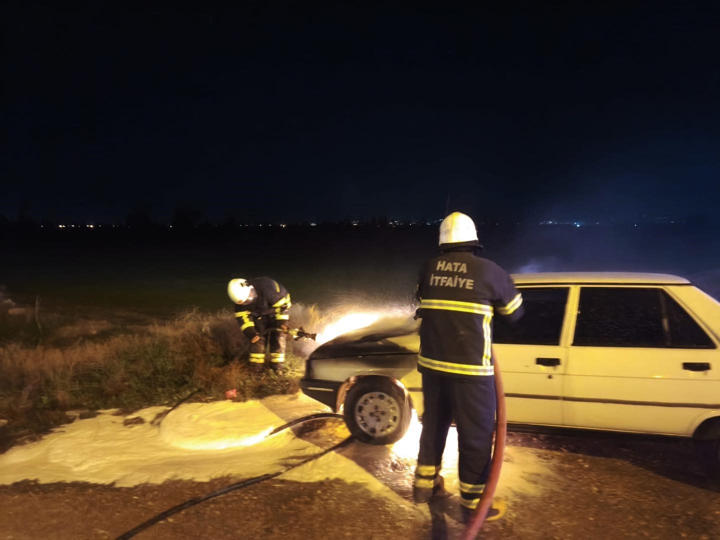 Antakya’da otomobil yangını