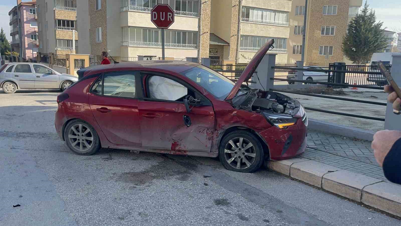 İki aracın hurdaya döndüğü kaza kameraya yansıdı