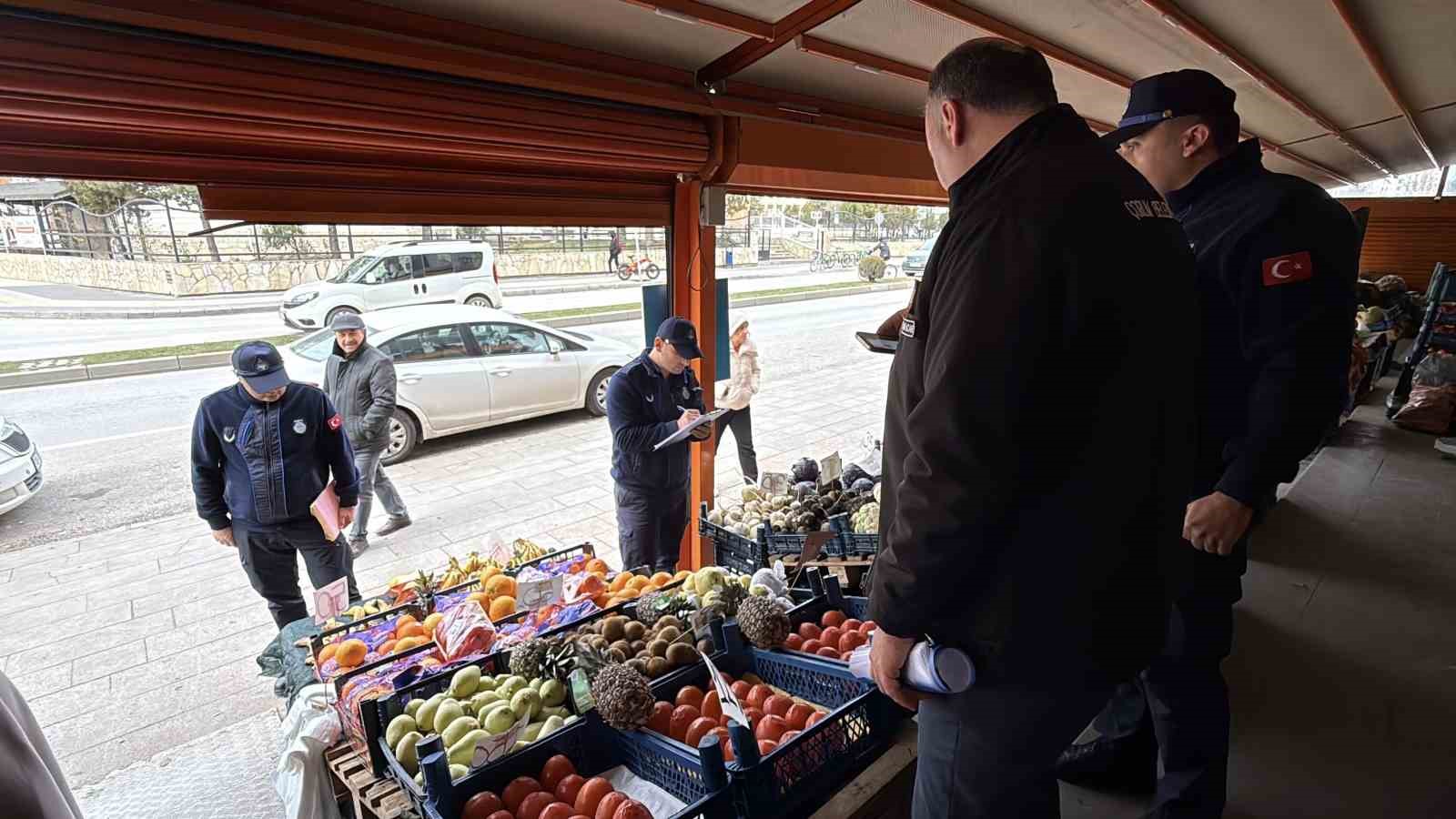 &Ccedil;orum&rsquo;da manav ve marketlere sıkı denetim: 105 işetme denetlendi
