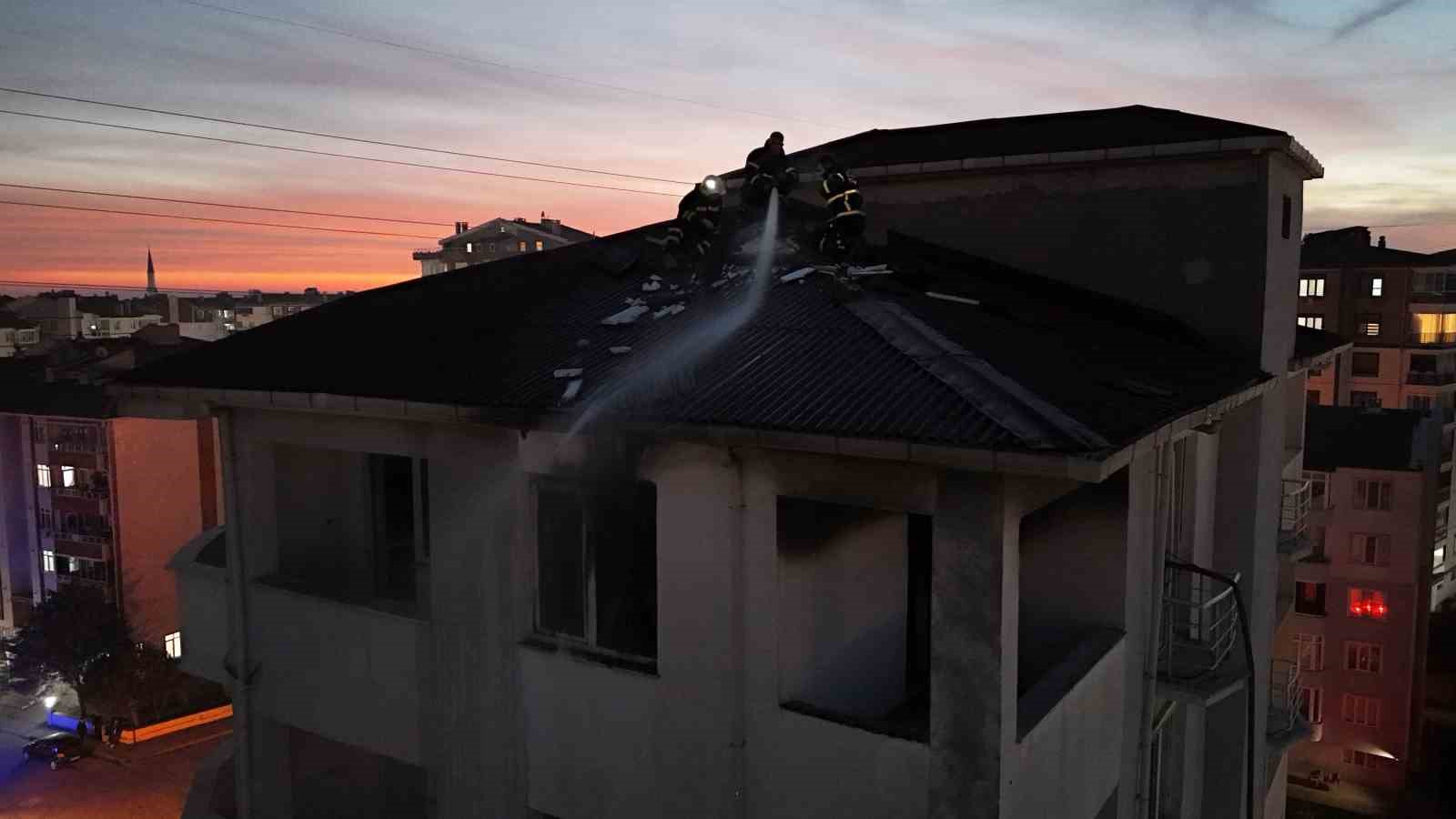 Edirne’de dairede çıkan yangın çatıya sıçradı