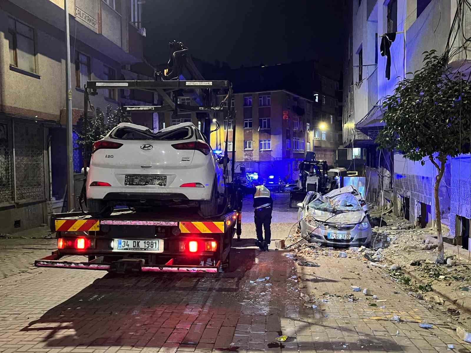 Zeytinburnu&rsquo;nda kentsel d&ouml;n&uuml;ş&uuml;mdeki binadan d&uuml;şen par&ccedil;alar, 3 otomobili hurdaya &ccedil;evirdi
