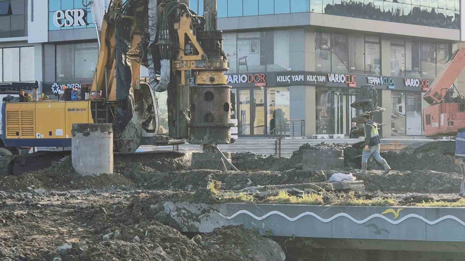 Korozyona uğrayan köprü yıkılıyor