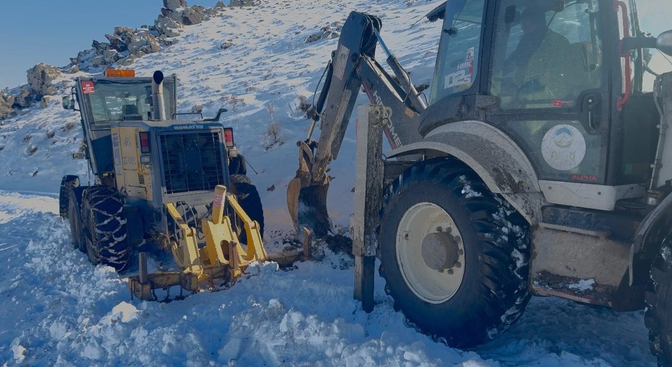 Greyder uçurumun kenarında güçlükle durabildi