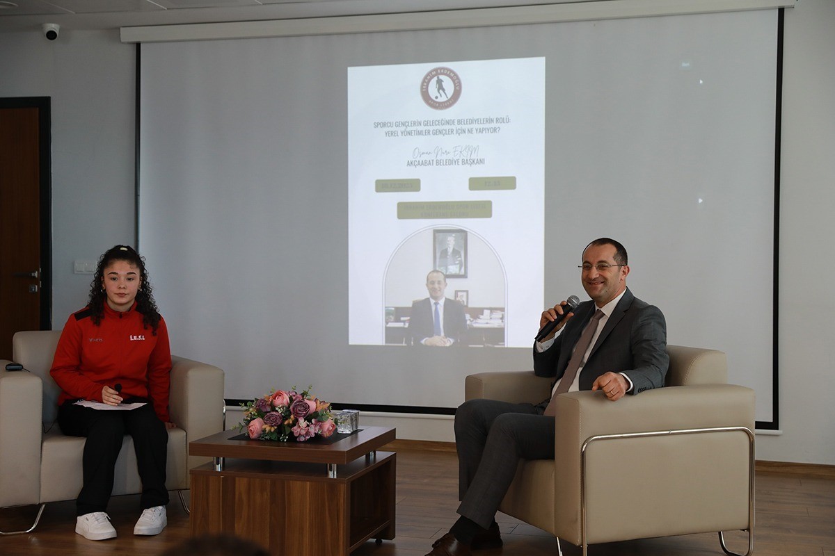 Ak&ccedil;aabat Belediye Başkanı Ekim, İbrahim Erdemoğlu Spor Lisesi &ouml;ğrencileriyle buluştu
