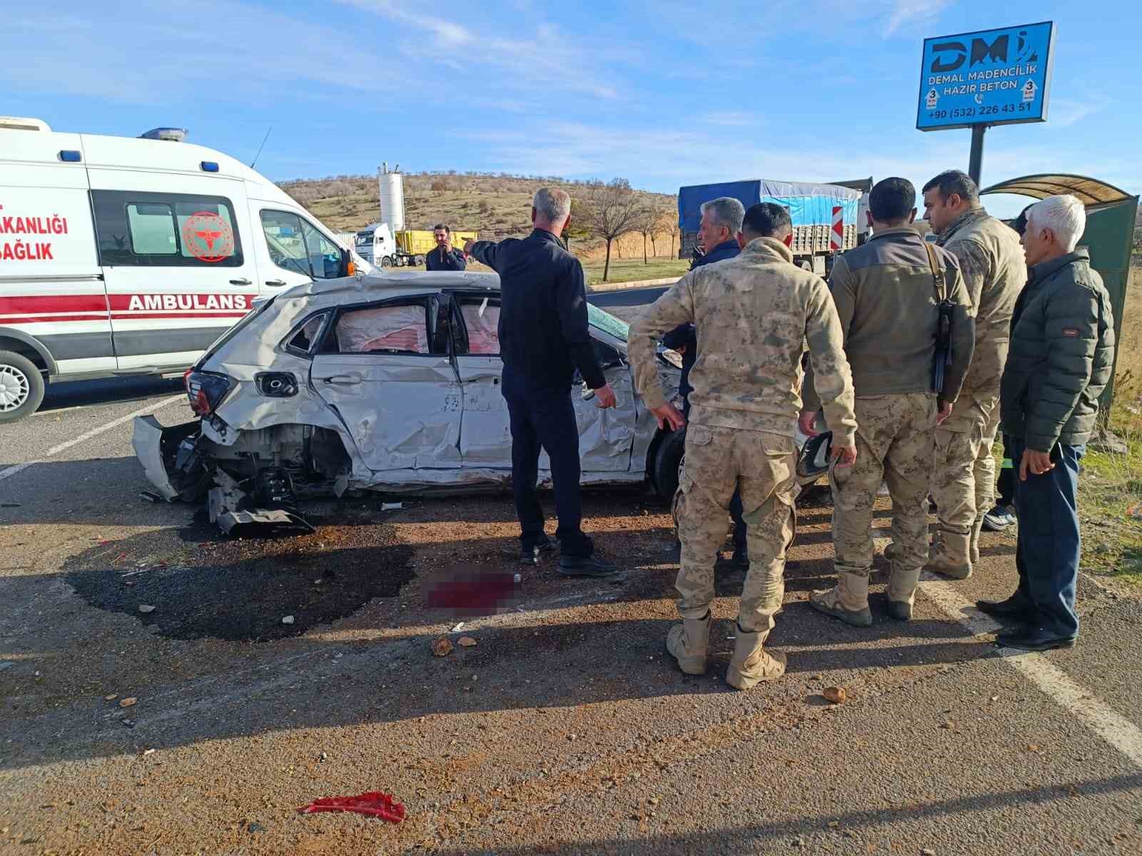Mazıdağı&rsquo;nda feci kaza: Genel cerrahi uzmanı ağır yaralandı
