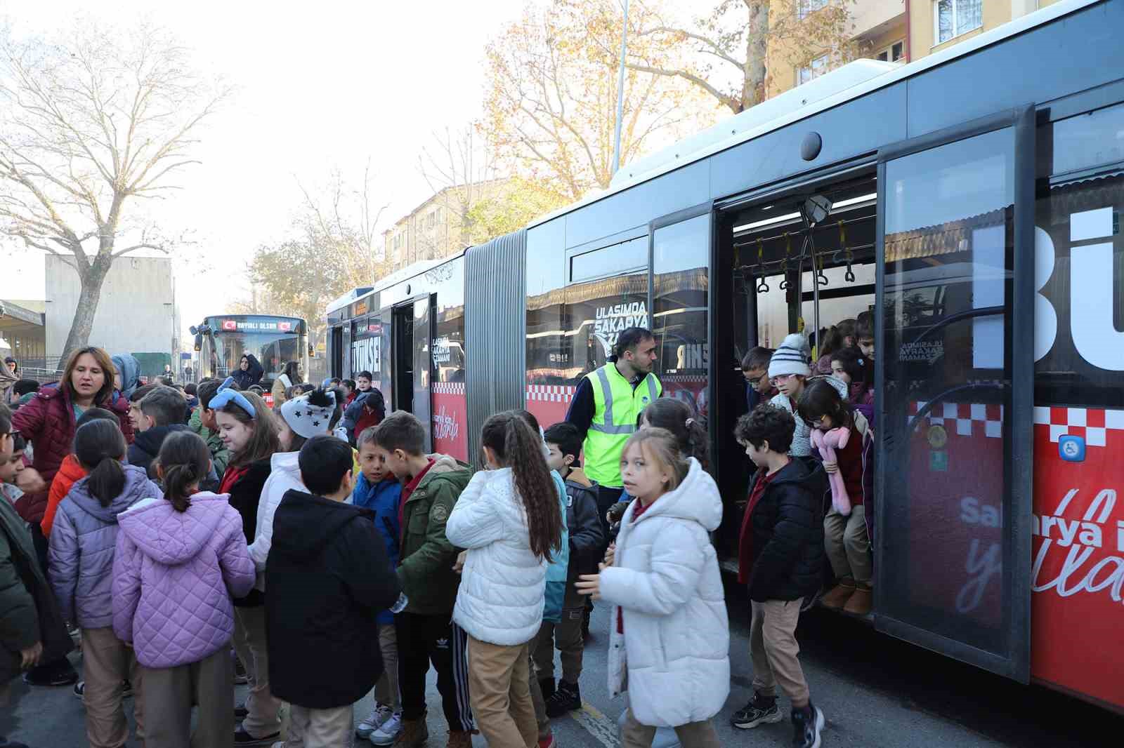 &Ccedil;ocuklardan yerinde toplu taşıma ve ulaşım incelemesi
