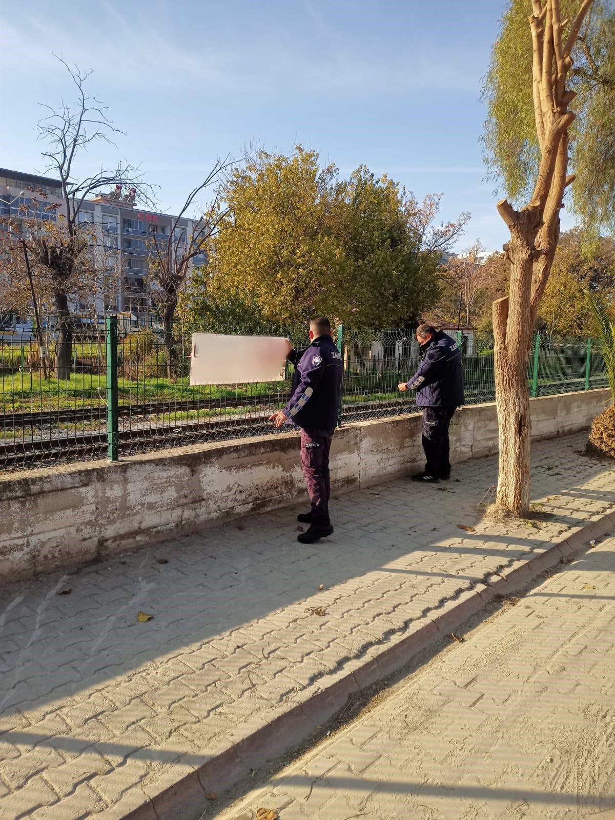 Germencik&rsquo;te izinsiz afişlere zabıta m&uuml;dahalesi
