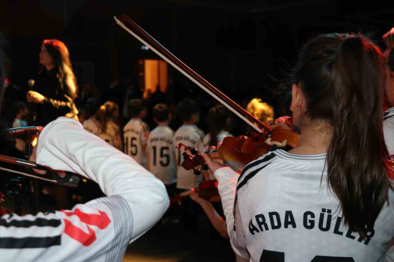 Sahne minik Arda G&uuml;ler&rsquo;lerle doldu: G&uuml;ler ailesi g&ouml;z yaşlarını tutamadı
