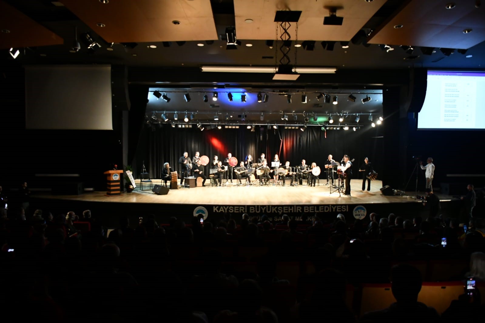 Adliye mensupları, meslektaşlarının konserinde doyasıya eğlendi
