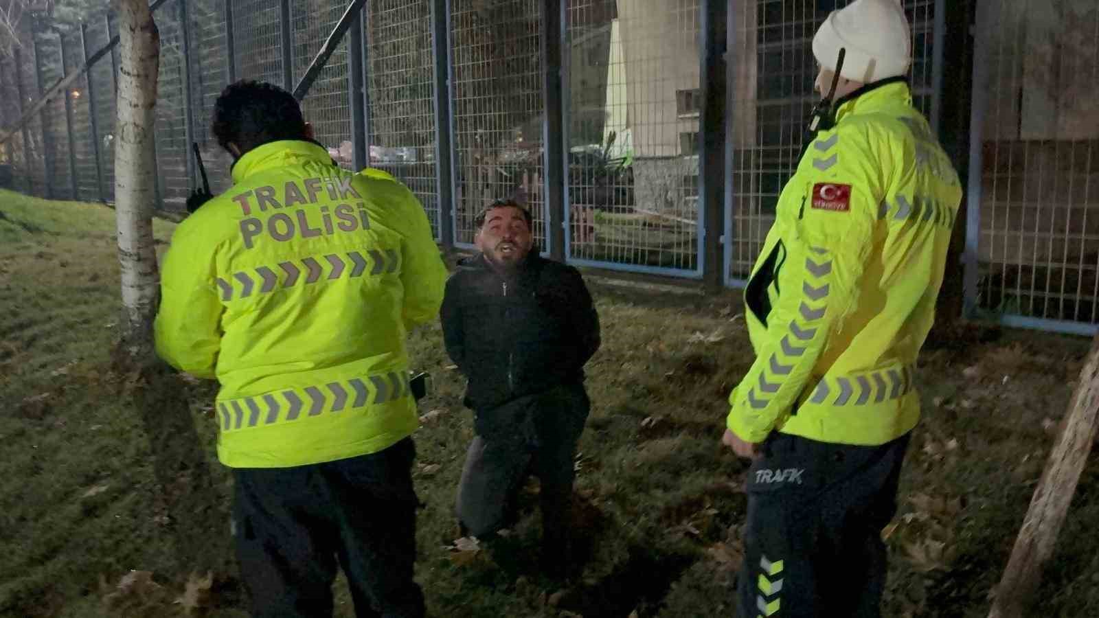 Kayseri&rsquo;de polisin &lsquo;dur&rsquo; ihtarına uymayarak, ka&ccedil;an alkoll&uuml; s&uuml;r&uuml;c&uuml; alkometreyi &uuml;flememek i&ccedil;in direndi
