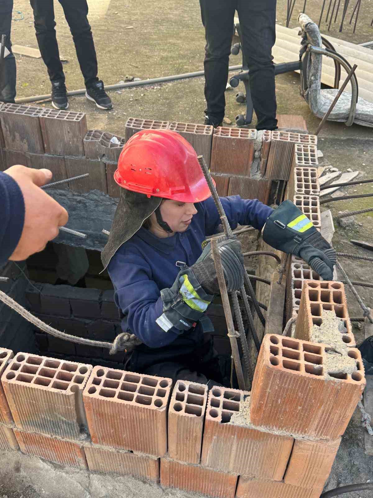 Asans&ouml;r boşluğunda mahsur kalan kedi i&ccedil;in itfaiye seferber oldu
