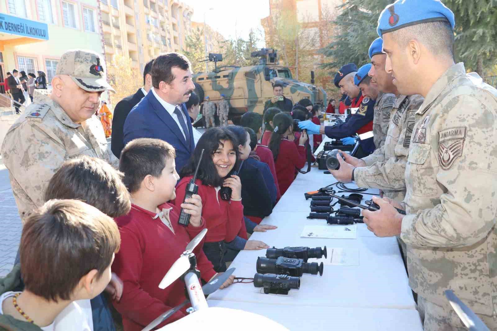 Jandarma, &ouml;ğrencilere yerli savunma sanayiyi anlattı
