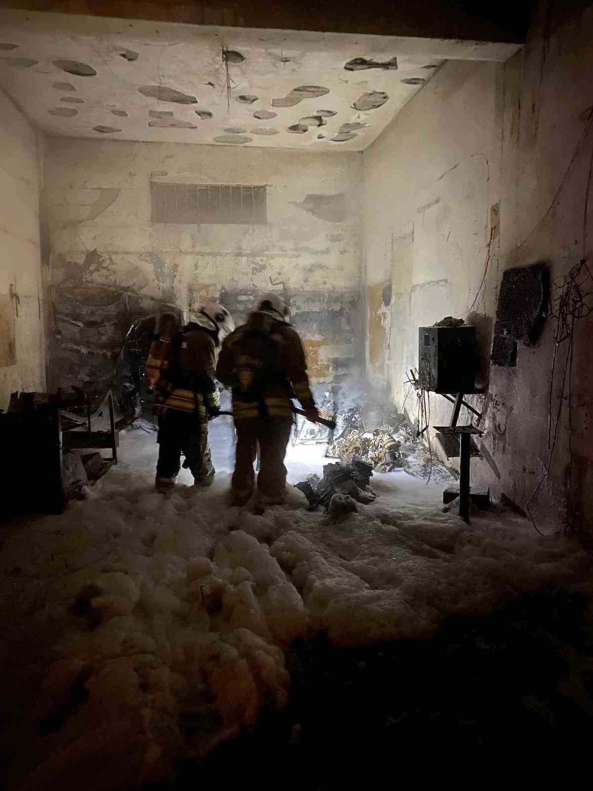 D&ouml;rtyol&rsquo;da iş yeri alevlere teslim oldu
