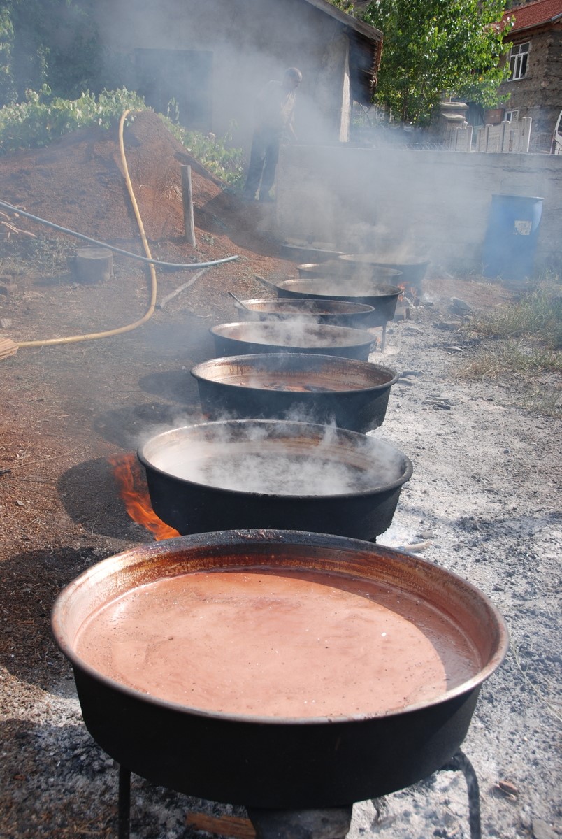 Topladıkları kozalakları kızgın ateşte saatlerce kaynatarak şifa deposuna d&ouml;n&uuml;şt&uuml;r&uuml;yorlar
