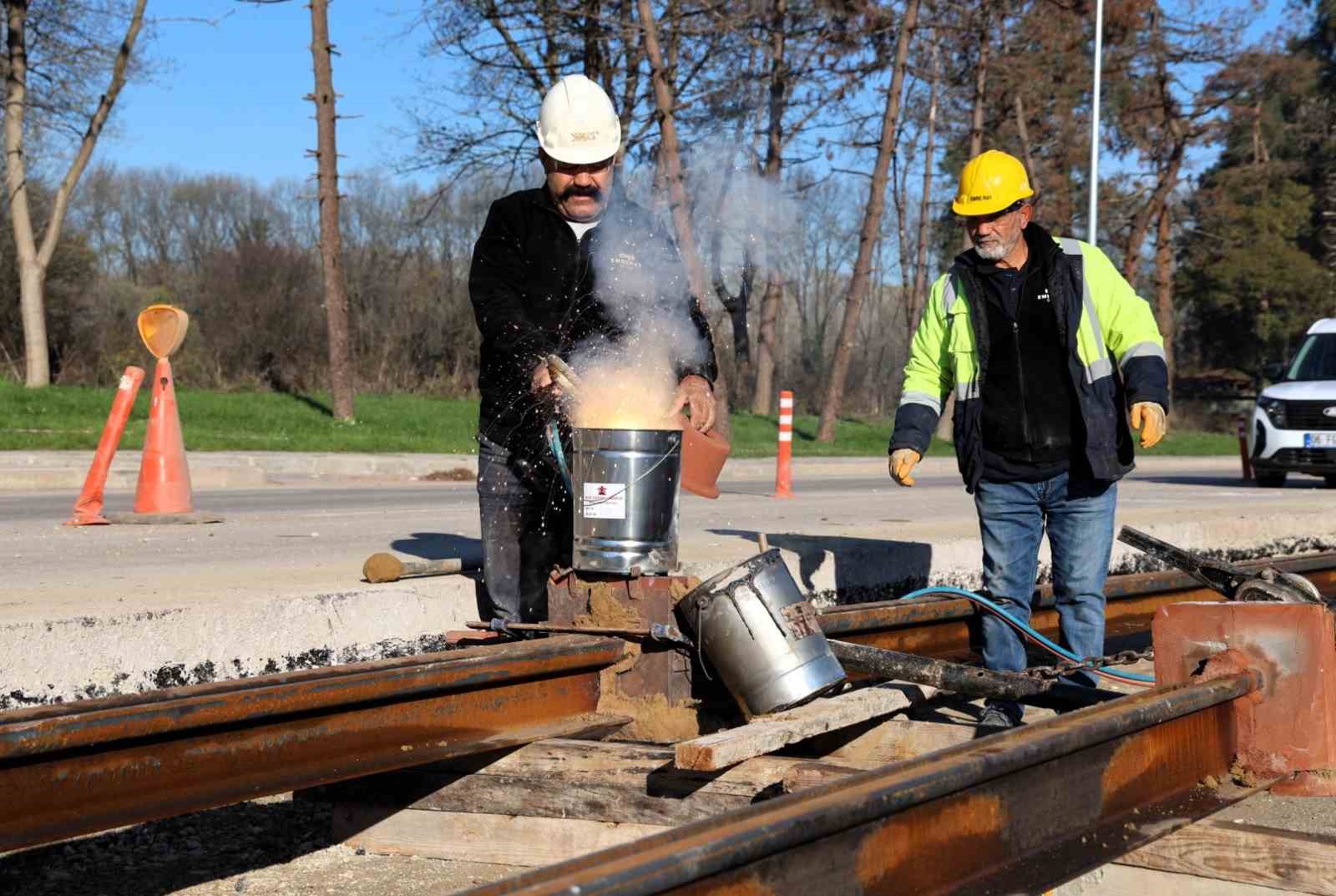 Kartepe Tramvay Hattı&rsquo;nda raylar kaynak ile birleşiyor
