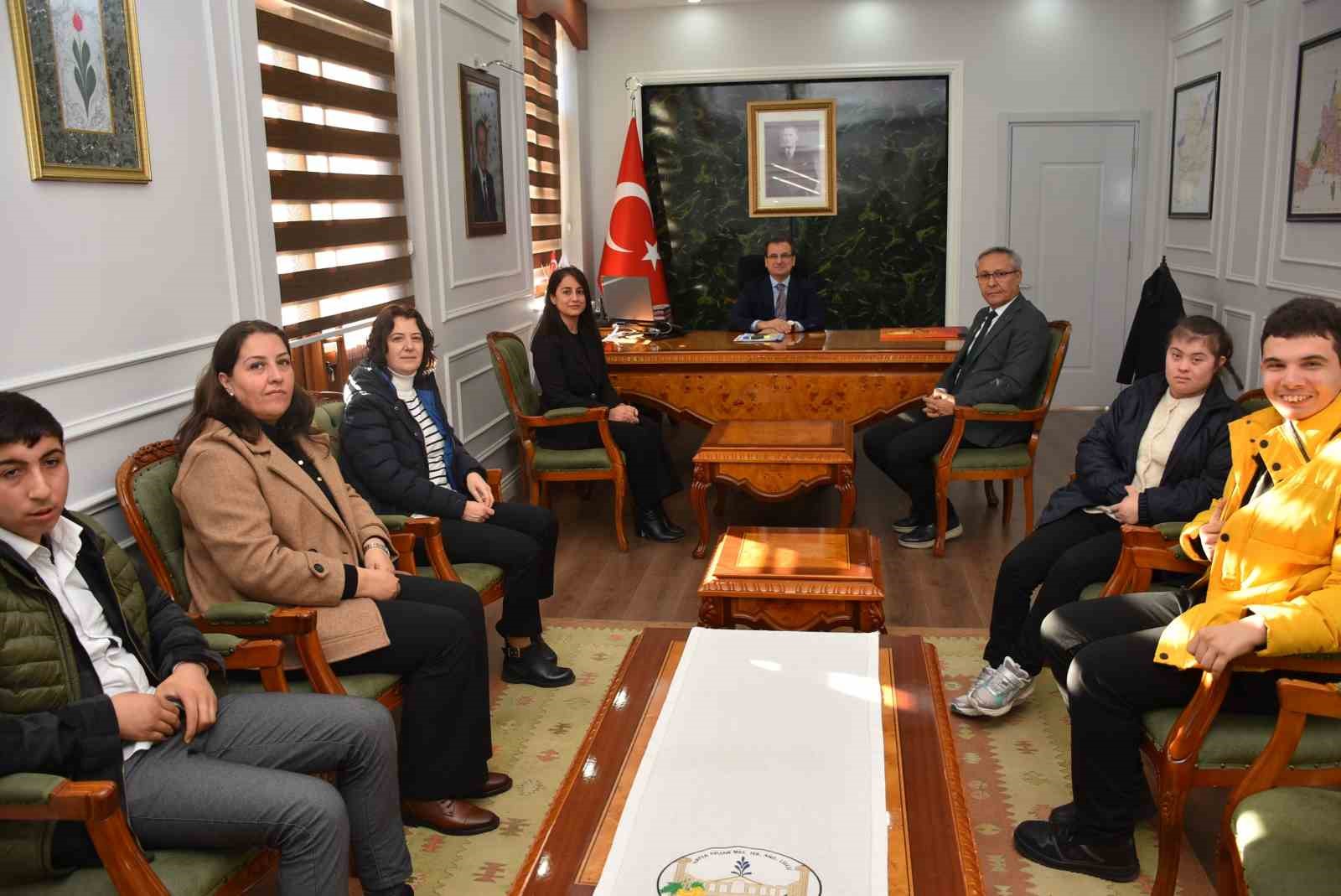 Kaymakam G&uuml;ldoğan, &Ouml;zel Eğitim &ouml;ğrencilerini makamında ağırladı
