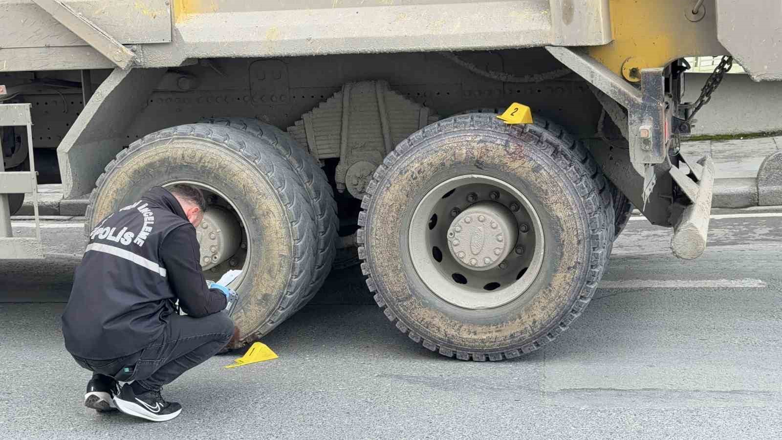 Arnavutk&ouml;y&rsquo;de hafriyat kamyonunun &ccedil;arptığı yaşlı adam olay yerinde hayatını kaybetti

