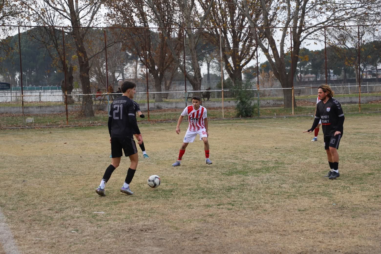 Selendi Belediyespor d&ouml;rtte d&ouml;rt yaptı
