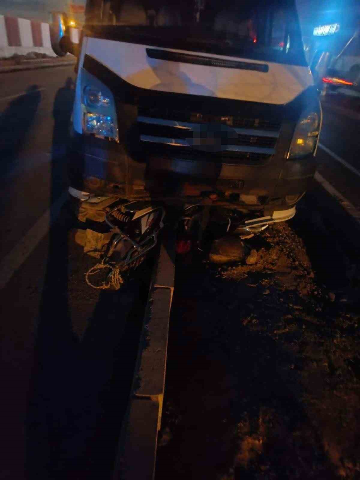 Osmaniye&rsquo;de feci kaza: Motosiklet ve s&uuml;r&uuml;c&uuml;s&uuml; minib&uuml;s&uuml;n altında kaldı
