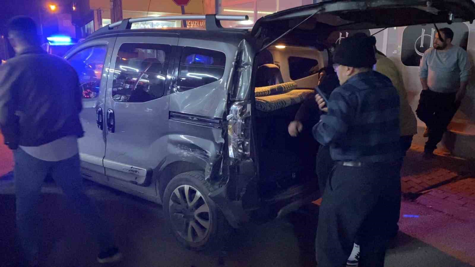 Kamyonet ile 3 araca &ccedil;arptı, 2.49 promil alkoll&uuml; olduğu tespit edildi
