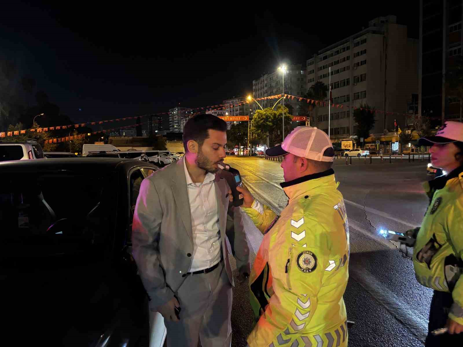 Adana&rsquo;da trafik denetimi: 60 ara&ccedil; s&uuml;r&uuml;c&uuml;s&uuml;ne 495 bin lira ceza
