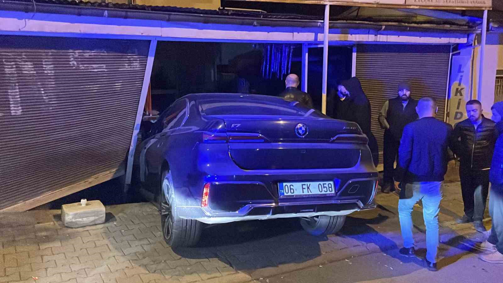 Sivas&rsquo;ta fren yerine gaza basan s&uuml;r&uuml;c&uuml;, markete girdi
