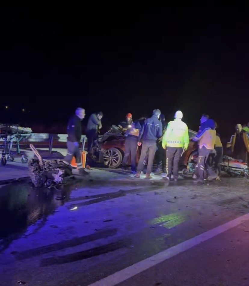 &Ccedil;anakkale&rsquo;de 2 otomobil &ccedil;arpıştı: 5 &ouml;l&uuml;, 1 yaralı
