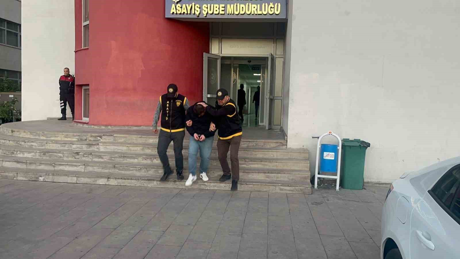 Adana&rsquo;da 254 su&ccedil; ve 25 yıl hapisle aranan firari h&uuml;k&uuml;ml&uuml; yakalandı
